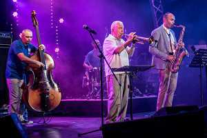 From left: Musicians Valery Ponomaryov and Sergei Golovnya perform the Messengers from Russia program at the Koktebel Jazz Party 2017 festival.